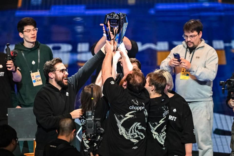 继续坚守只 继续坚守只